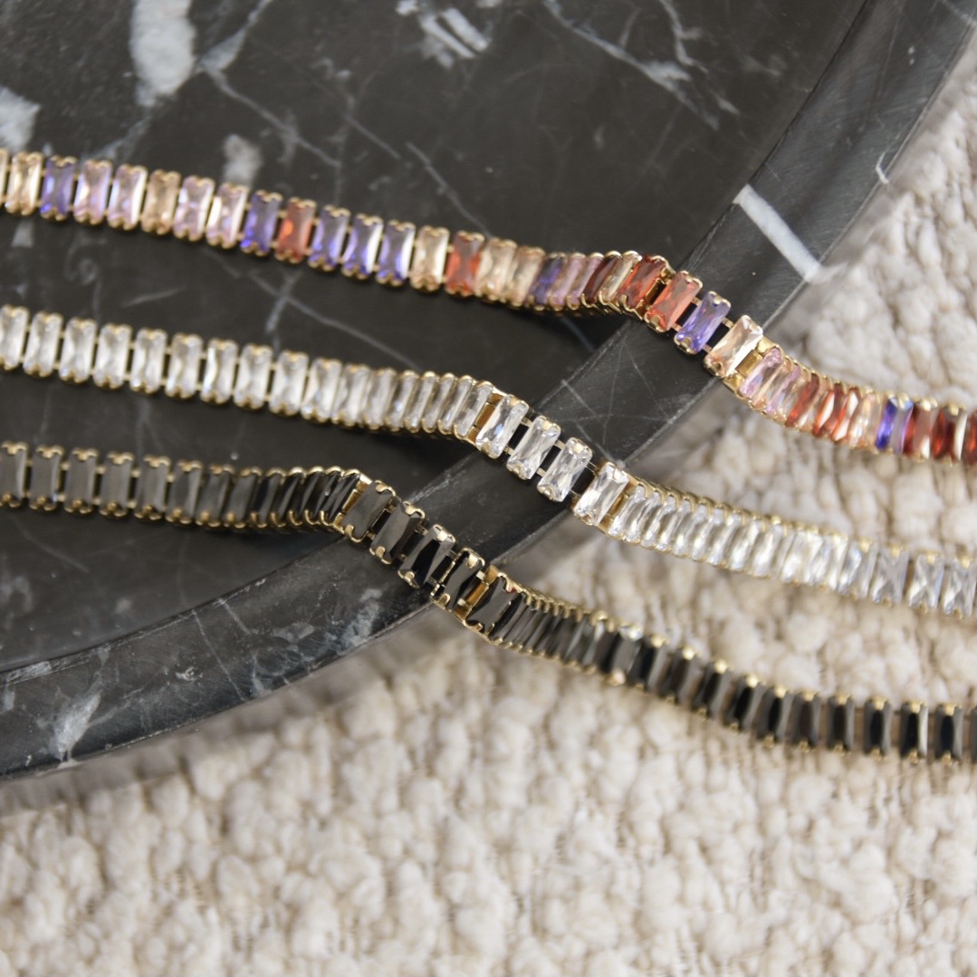 Onnodig holte verfrommeld armband met gekleurde strass steentjes - SUUS - Handmade jewellerySUUS –  Handmade jewellery